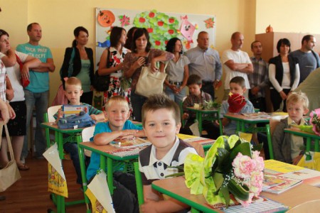 Janko Ciesarík, Stanko Tichý, Tomáško Michalik, Šimonko Martinický, Toník Vosátka, Miško Čurlej a rodičia 